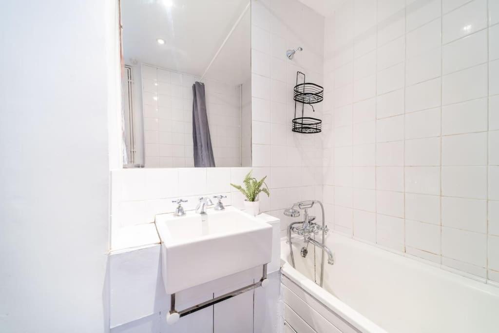 Beautiful One Bedroom Flat In Tavistock Place Londra Esterno foto