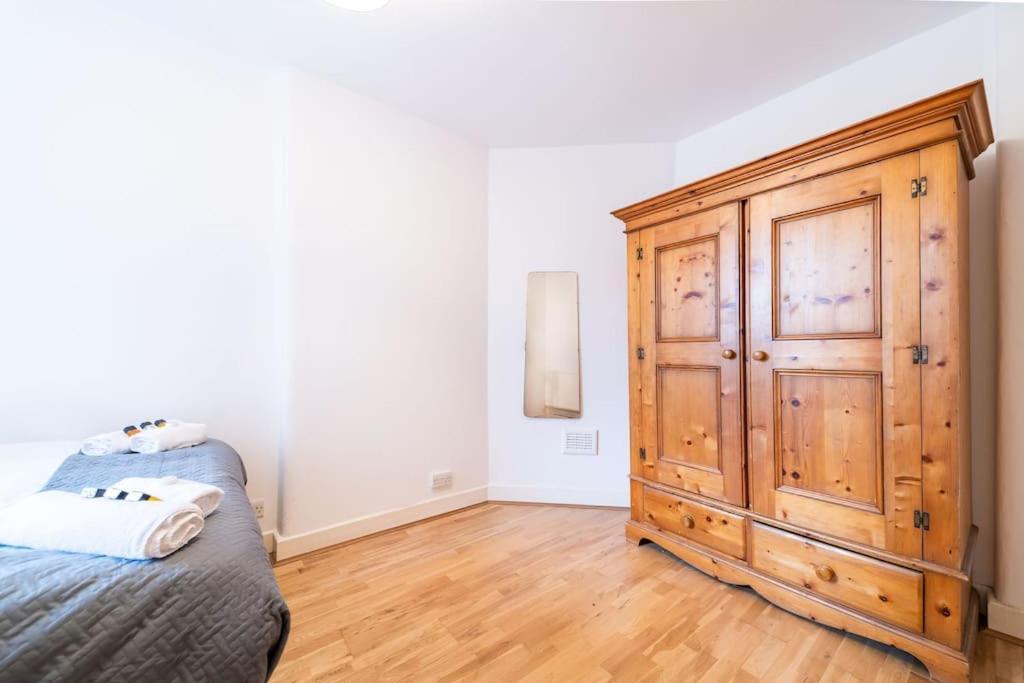 Beautiful One Bedroom Flat In Tavistock Place Londra Esterno foto
